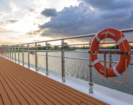 Rettungsring an der Reeling