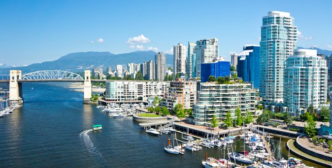 Blick auf die Skyline von Vancouver über das Meer