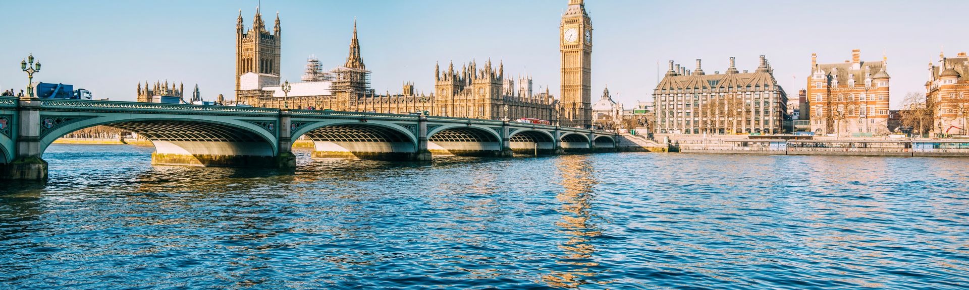 Blick über die Themse auf den Big Ben und Houses of Parliament in London