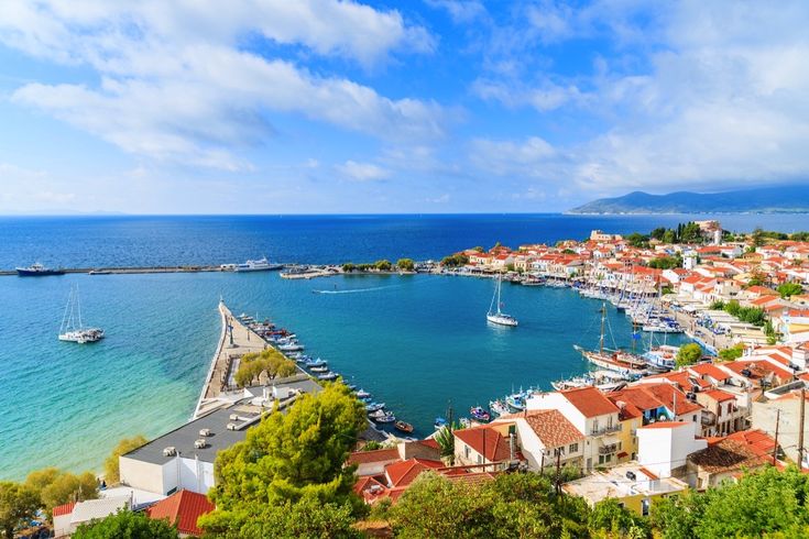 Eine Hafenstadt mit vielen Booten und Gebäuden.