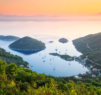 Eine Luftaufnahme einer Insel mit türkisfarbenem Wasser.