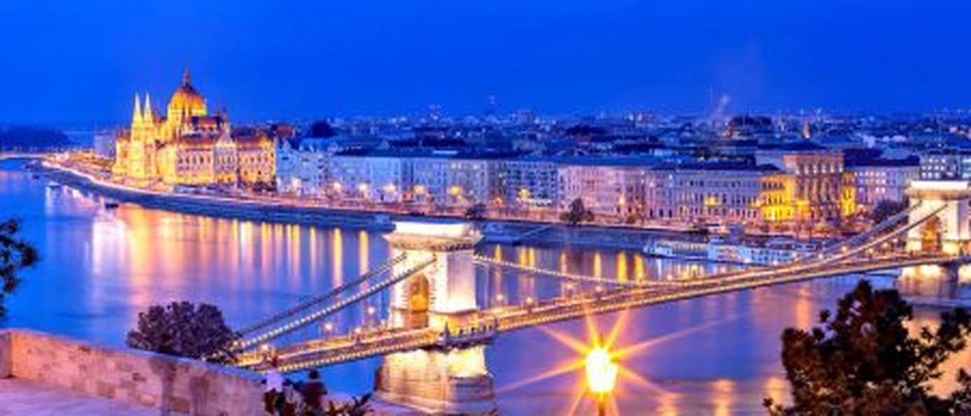alt="Vereint Buda mit Pest: Die Kettenbrücke, Wahrzeichen Budapests über der Donau."