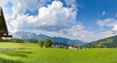 Panorama von einem Haus in Gebirgen umgeben von grüner Natur