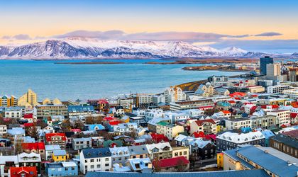 Eine Panoramablick auf Reykjavik, Island, mit bunten Häusern.