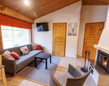 Wohnbereich mit Sofa und Kamin