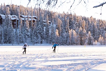 Skilauf auf einem See in Ruka, Lappland, Finnland