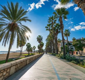 Sonniger Tag am La Malagueta Strand in Malaga