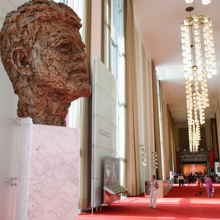 John F. Kennedy Statue im Museum