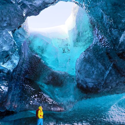 Mann in Eishöhle bei Jökulsárlón