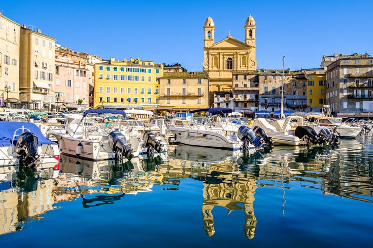 Blick auf Bastia mit seinen kleinen Boten im Vordergrund.