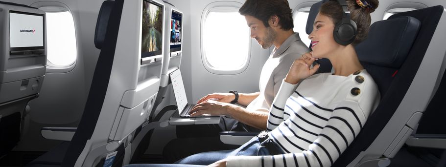 2 Personen sitzen in der Economy class im Flugzeug