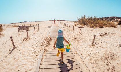 Junge am Strand