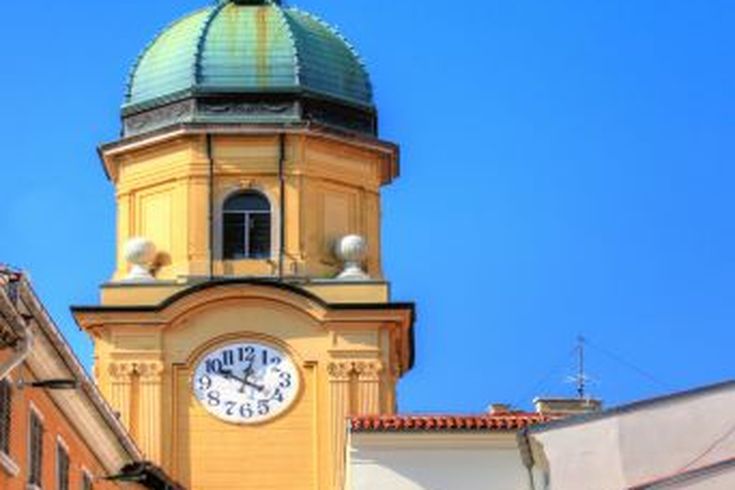 Ein Kirchturm mit einer Uhr.