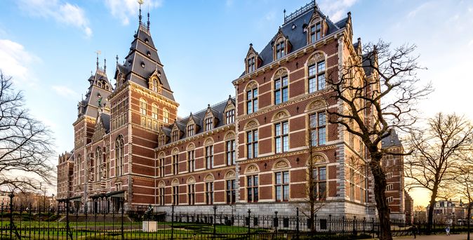 Blick auf das Rijksmuseum. Anmutiges Gebäude.