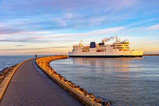 schmaler Weg zu Fähre, umgeben von Wasser