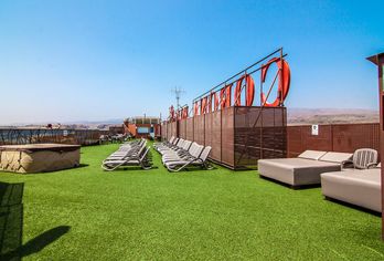 Hotel, Corona Roja