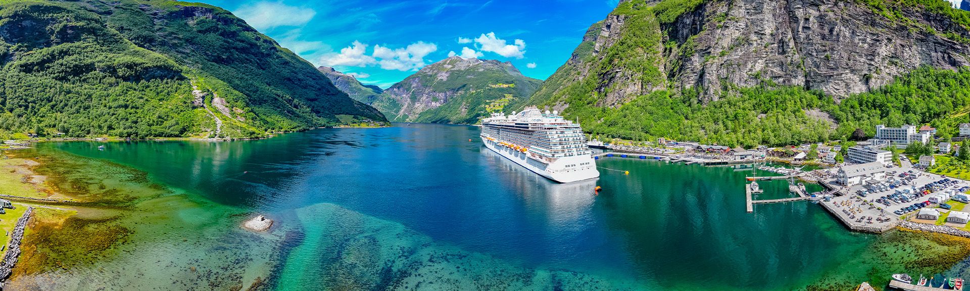 Kreuzfahrtschiff im Geirangerfjord