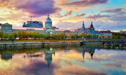Im Wasser gespiegelte Ansicht des Parlamentsgebäudes von Montreal im Sonnenuntergang