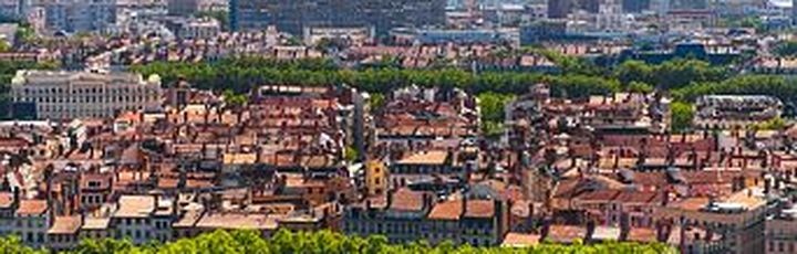 Eine Luftaufnahme einer Stadt mit einem Fluss und Gebäuden.