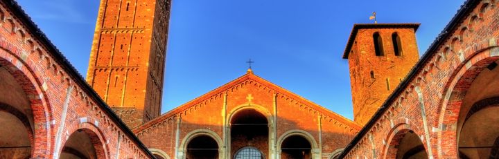 Eine historische Architektur mit einem Bogen und einem Turm.