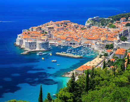 Panorama Blick auf die von einer Mauer umgebene Altstadt von Dubrovnik