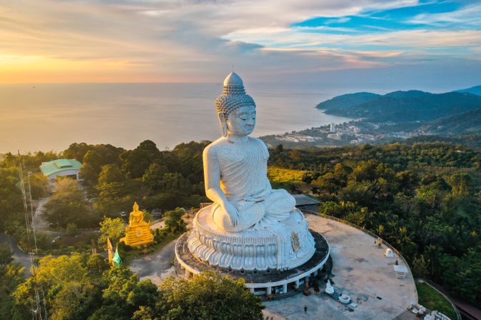 Luftaufnahme des Big Buddha Aussichtspunkts bei Sonnenuntergang in der Provinz Phuket, Thailand