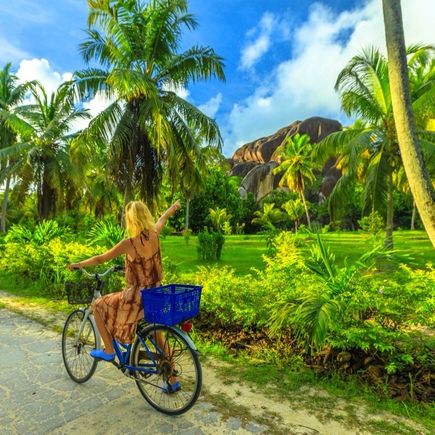 Fahrradfahrerin auf La Digue