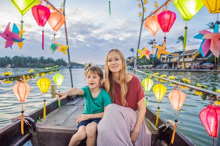 Frau mit Kind in Hoi An auf einem Boot