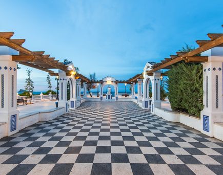 Typische S´tzrasse in Benidorm mit schachbrettmuster gefliestem Boden