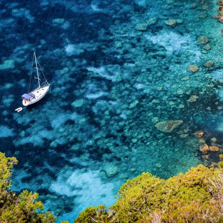 Ferienhaus Spanien Ibiza Urlaub Segelboot in Bucht