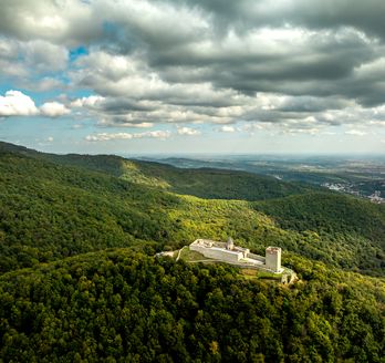 Eine grüne Berglandschaft mit einem Tal.