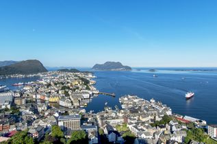 Norwegische Fjorde, Blick über das Meer und die bebaute Küste