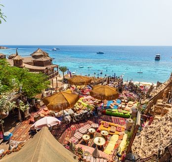 Blick übere souk in Ägypten auf das Meer