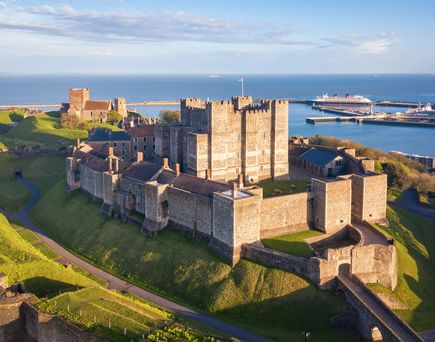 Dover Fährhafen mit Blick auf Dover Castle