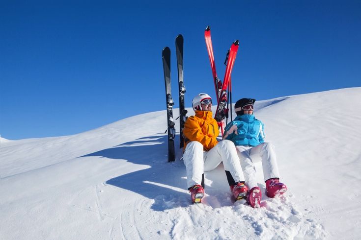 Skifahrer sitzen im Schnee