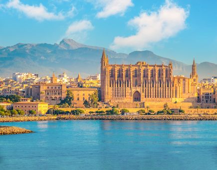 Blick über das Meer auf die Kathedrale von Palma