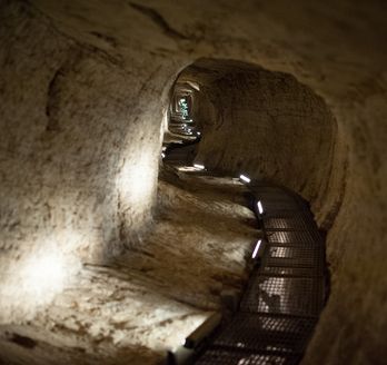 Düsterer Tunnel von Eupalinos.