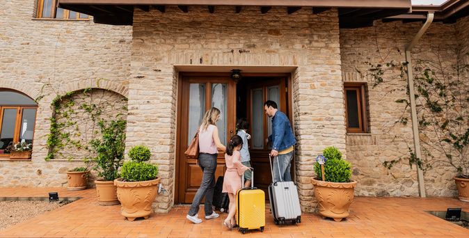Familie checkt im Ferienhauis ein