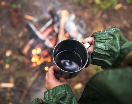 Regenmantel und Teetasse