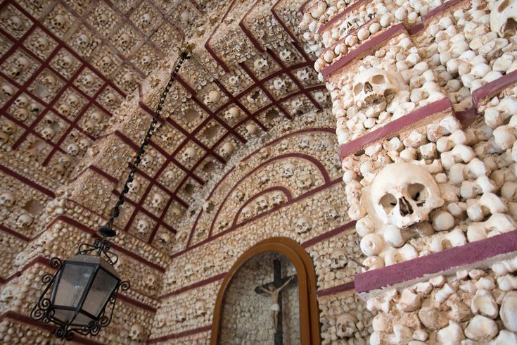 Eine detailreiche Decken- oder Gewölbestruktur in einem historischen Gebäude. In Faro.