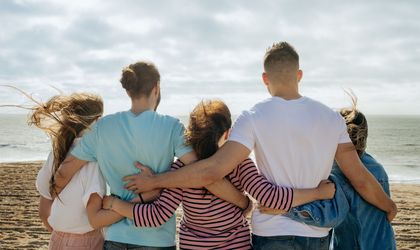 Familie steht am Meer im Urlaub