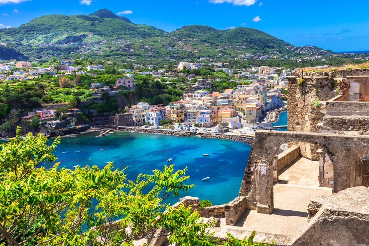 Eine Küstenstadt mit Gebäuden am Wasser und Booten.