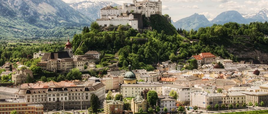 Der Festungsberg überragt die Stadt mit der Salzach im Vordergrund 
