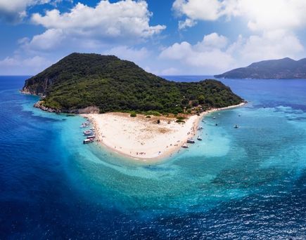 Panoramablick auf den schönen Strand von Marathonisi