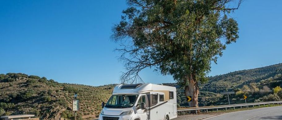 Wohmobiltour Portugal Camper an Straße