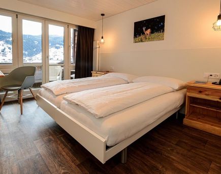 Bett im Hotelzimmer Jungfrau Lodge