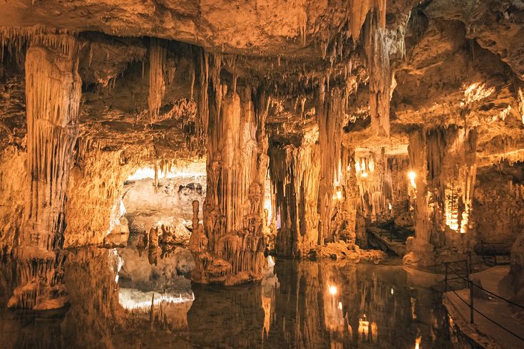 Eine Grotte oder Höhle mit Statuen.