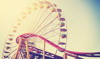 Ein Riesenrad bei Sonnenuntergang.