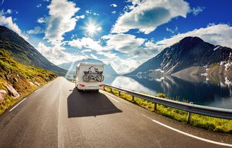 Info Camper: das Handbuch Wohnmobil auf Landstraße am See