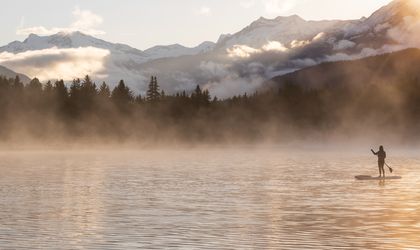 Zwei SUP Paddler auf einem See in Kanada zum Sonnenuntergang